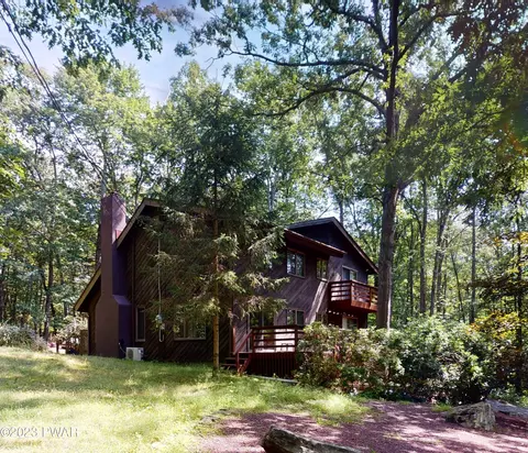 111 Bayberry Dr, Hawley, PA 18428