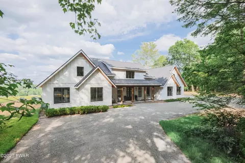 45 Mane St, Equinunk, PA 18417