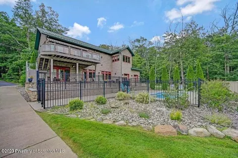 11 Sunset Dr, Mount Cobb, PA 18436