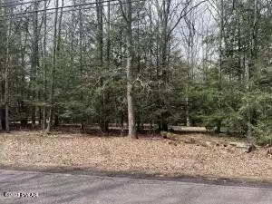 122 Eisenhower Dr, Lords Valley, PA 18428