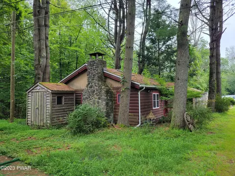 18 Old Peggy Runway Rd, Beach Lake, PA 18405