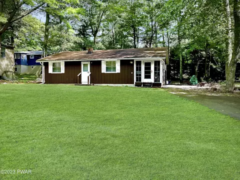 160 E Maheli Dr, Dingmans Ferry, PA 18328