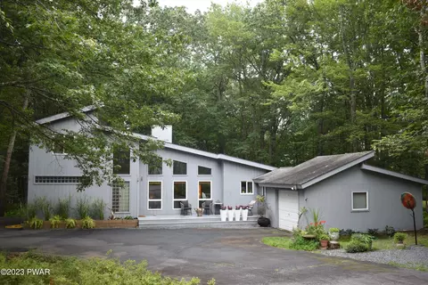 139 Rodeo Dr, Lords Valley, PA 18428