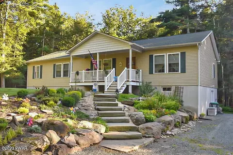 150 Christopher Way, Hawley, PA 18428