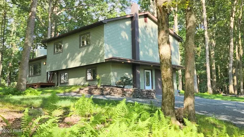 105 Spruce Lake Dr, Milford, PA 18337