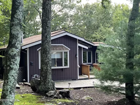 805 Oak Ct, Lords Valley, PA 18428