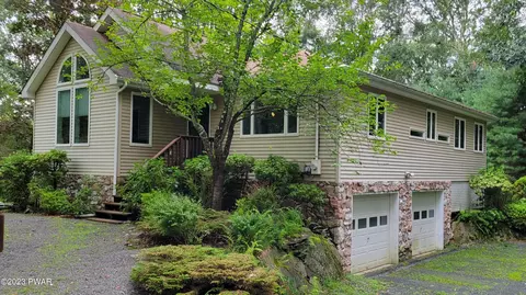 135 Buckboard Ln, Lords Valley, PA 18428