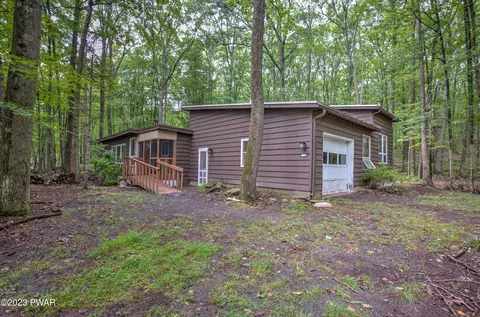 76 Whitney Lake Rd, Hawley, PA 18428