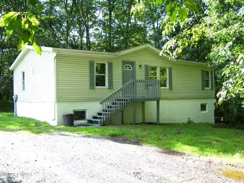 6 Oak Mountain Dr, Hawley, PA 18428