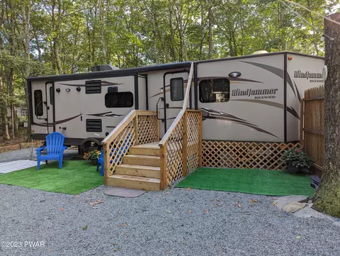 111 Powhatan Dr, Shohola, PA 18458
