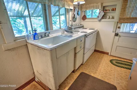 128 Falls Rd, Dingmans Ferry, PA 18328 photo 10
