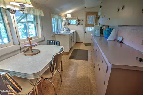 128 Falls Rd, Dingmans Ferry, PA 18328 photo 9