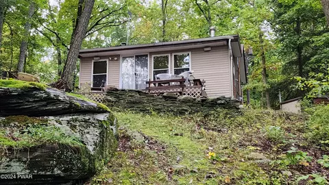 114 Lake Minisink Rd, Dingmans Ferry, PA 18328
