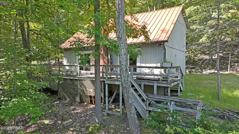 1227 Pocono Mountain Lake Dr, Bushkill, PA 18324