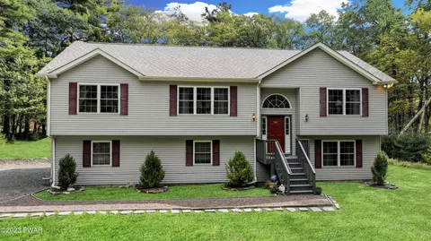 106 Ledgeway Dr, Dingmans Ferry, PA 18328