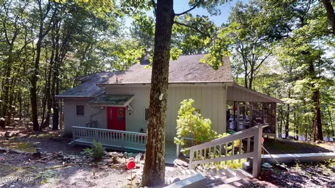118 Saddlebrook Ln, Lords Valley, PA 18428