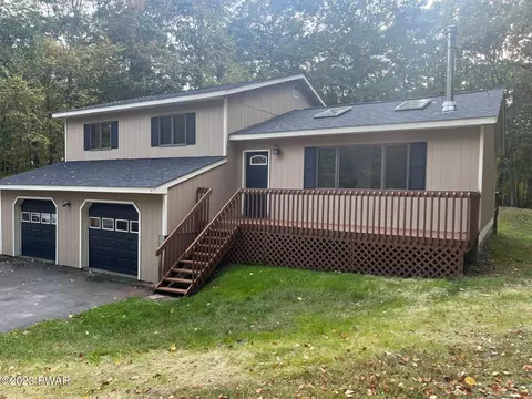 105 Hawk View Ct, Milford, PA 18337