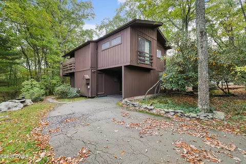 131 Hillside Dr, Lords Valley, PA 18428