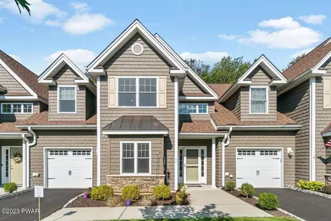 807 Macintosh Way, Matamoras, PA 18336