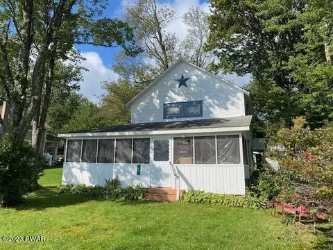24 W Shore Rd, Waymart, PA 18472
