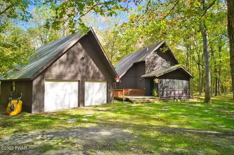 107 Redstart Ct, Hawley, PA 18428