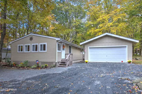 123 Pommel Dr, Lords Valley, PA 18428