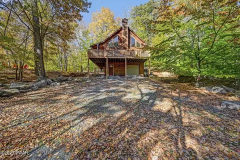11 Berry Ln, Lakeville, PA 18438