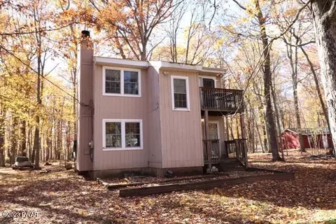 232 Powderhorn Dr, Lackawaxen, PA 18435