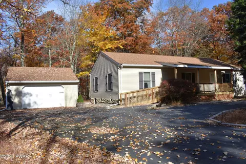 801 S Gaskin Ct, Lords Valley, PA 18428