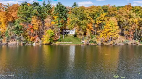 148 W Shore Dr, Dingmans Ferry, PA 18328