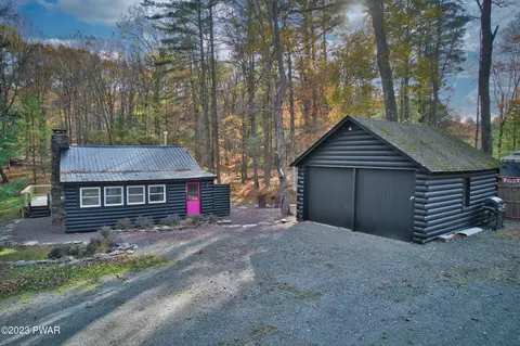 104 Pineneedle Ct, Lackawaxen, PA 18435