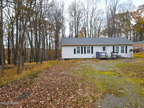 94 Hummingbird Ln, Hawley, PA 18428