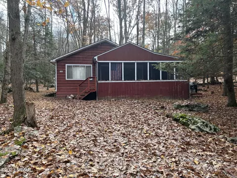 105 Chestnut Dr, Greentown, PA 18426