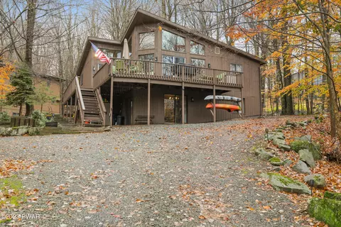 26 Roamingwood Ct, Lake Ariel, PA 18436