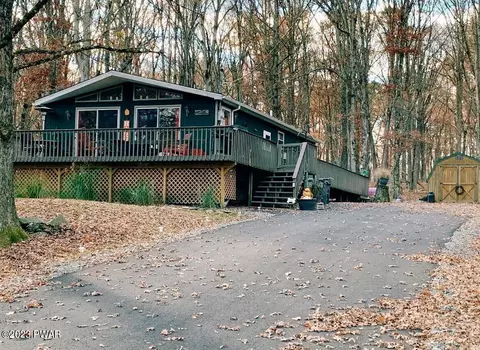 245 Fawn Lake Dr, Hawley, PA 18428