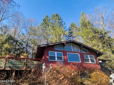 114 Waterview Dr, Lords Valley, PA 18428