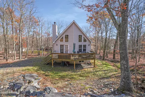 130 Westwood Dr, Dingmans Ferry, PA 18328