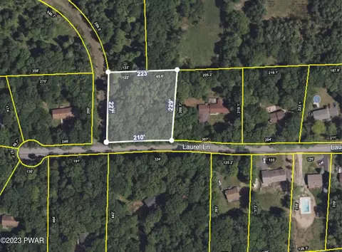 11 Laurel Ln, Henryville, PA 18332
