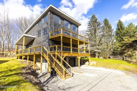 918 Forest Ln, Lake Ariel, PA 18436