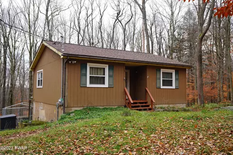 1205 Fountain Dr, Newfoundland, PA 18445