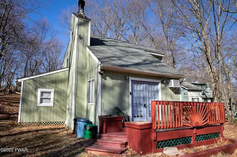 392 Gold Finch Rd, Bushkill, PA 18324