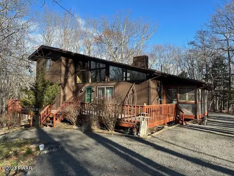 106 Stirrup Ln, Lords Valley, PA 18428