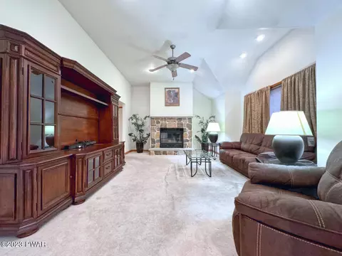 1110 Falls Rd, Bushkill, PA 18324 photo 3