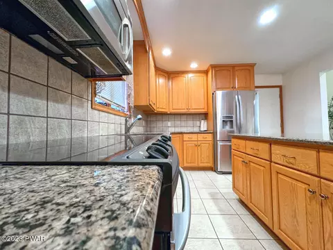 1110 Falls Rd, Bushkill, PA 18324 photo 9