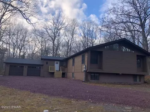 314 Maple Ridge Dr, Hawley, PA 18428