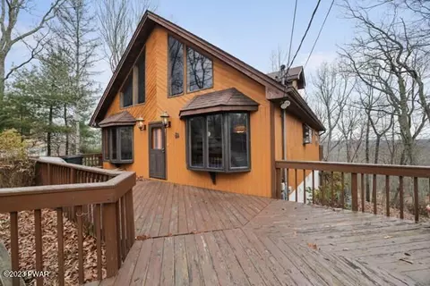 146 Powderhorn Dr, Lackawaxen, PA 18435