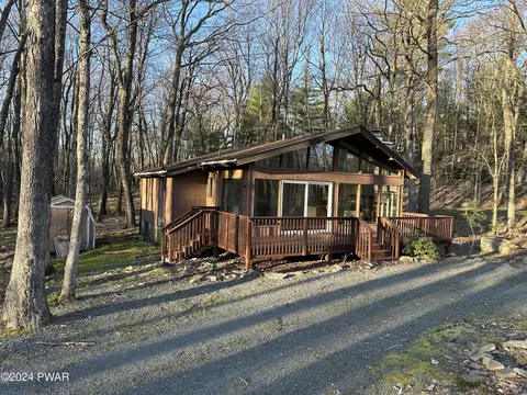 142 Surrey Dr, Lords Valley, PA 18428