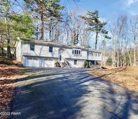 104 Sunflower Ln, Dingmans Ferry, PA 18328