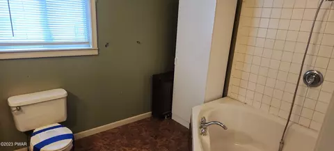 Bath - 175 Phillips St, Throop, PA 18512 photo 4 of 4