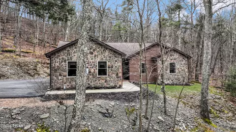 110 Luftus Ln, Dingmans Ferry, PA 18328